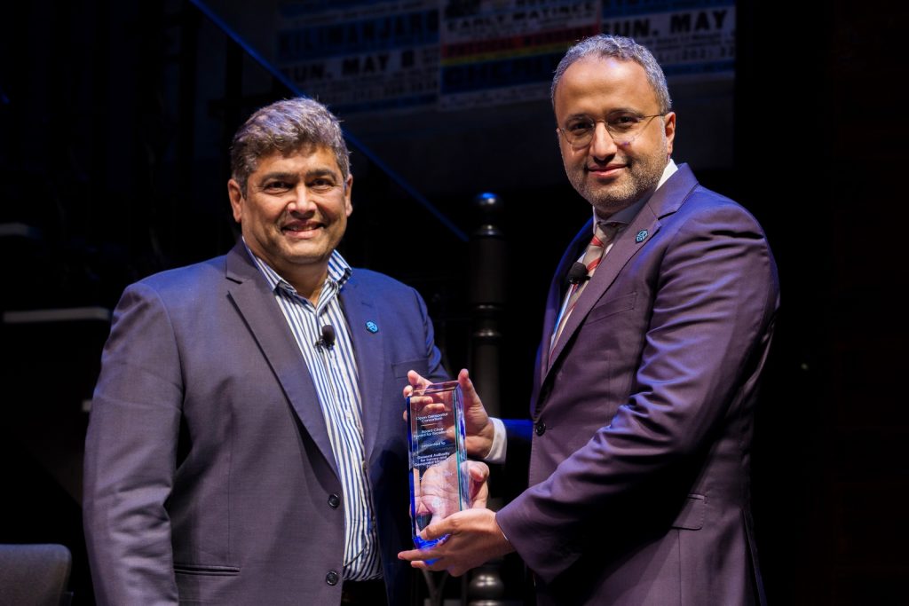 OGC Chair, Prashant J. Shukle (L) presents Eng. Asim AlGhamdi (R), Assistant President of GEOSA, with the OGC Board Chair Award for Excellence on behalf of GEOSA